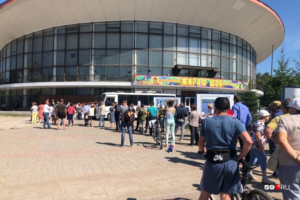 В очереди более 50 человек В очереди более 50 человек