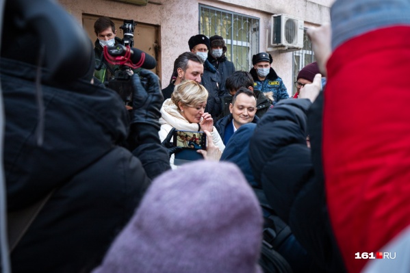 После приговора Анастасию встретила толпа из журналистов, сочувствующих и полицейских После приговора Анастасию встретила толпа из журналистов, сочувствующих и полицейских