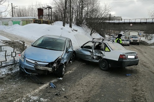 В аварии серьезно пострадал мальчик, ехавший на заднем сиденье Opel В аварии серьезно пострадал мальчик, ехавший на заднем сиденье Opel