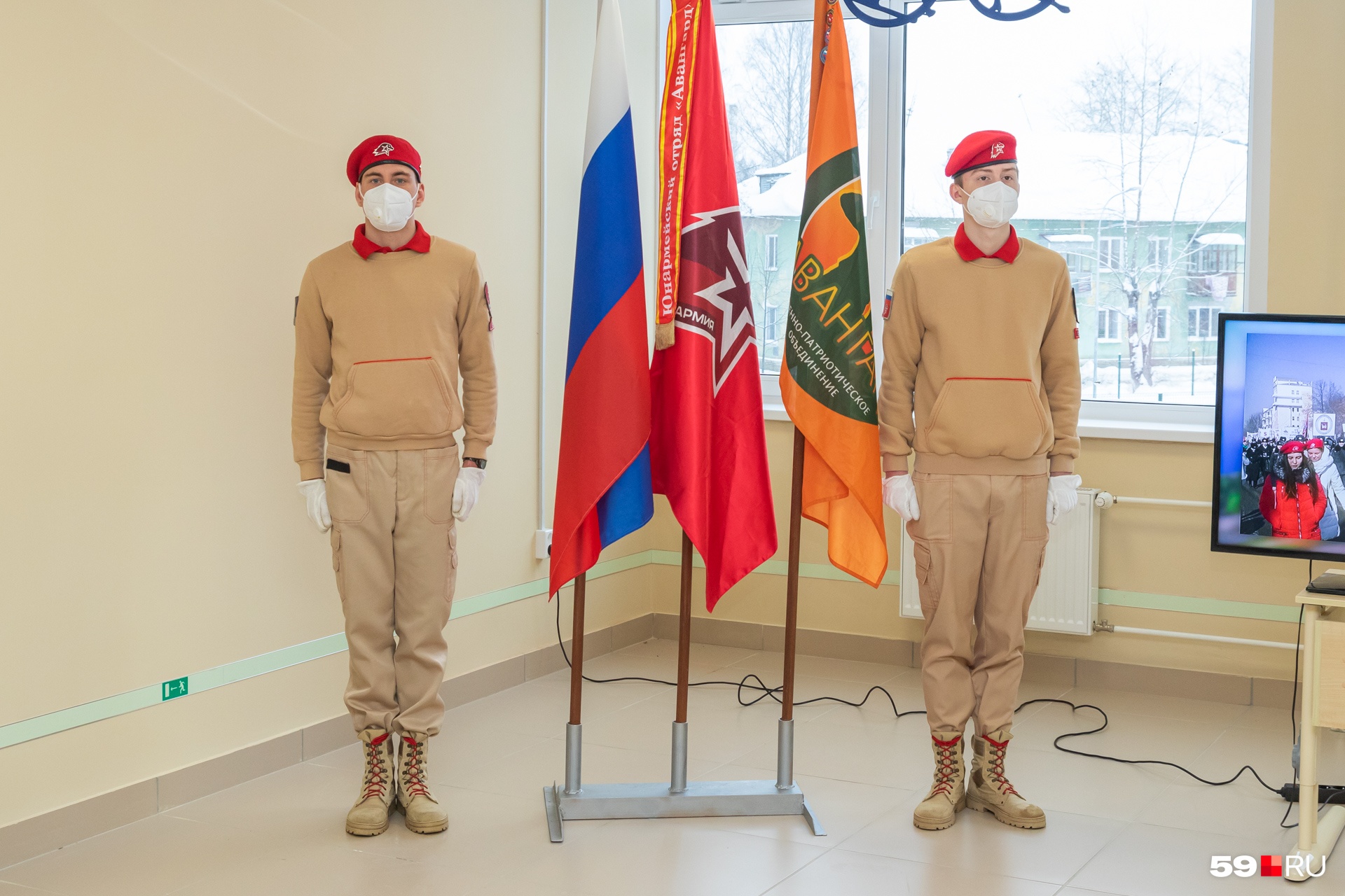 Гимназисты — члены движения «Юнармия» встречают гостей Гимназисты — члены движения «Юнармия» встречают гостей