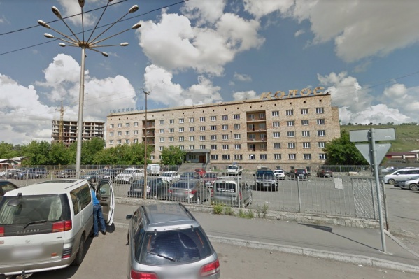 Крупное парковочное пространство рядом с гостиницей возле Центрального рынка Крупное парковочное пространство рядом с гостиницей возле Центрального рынка