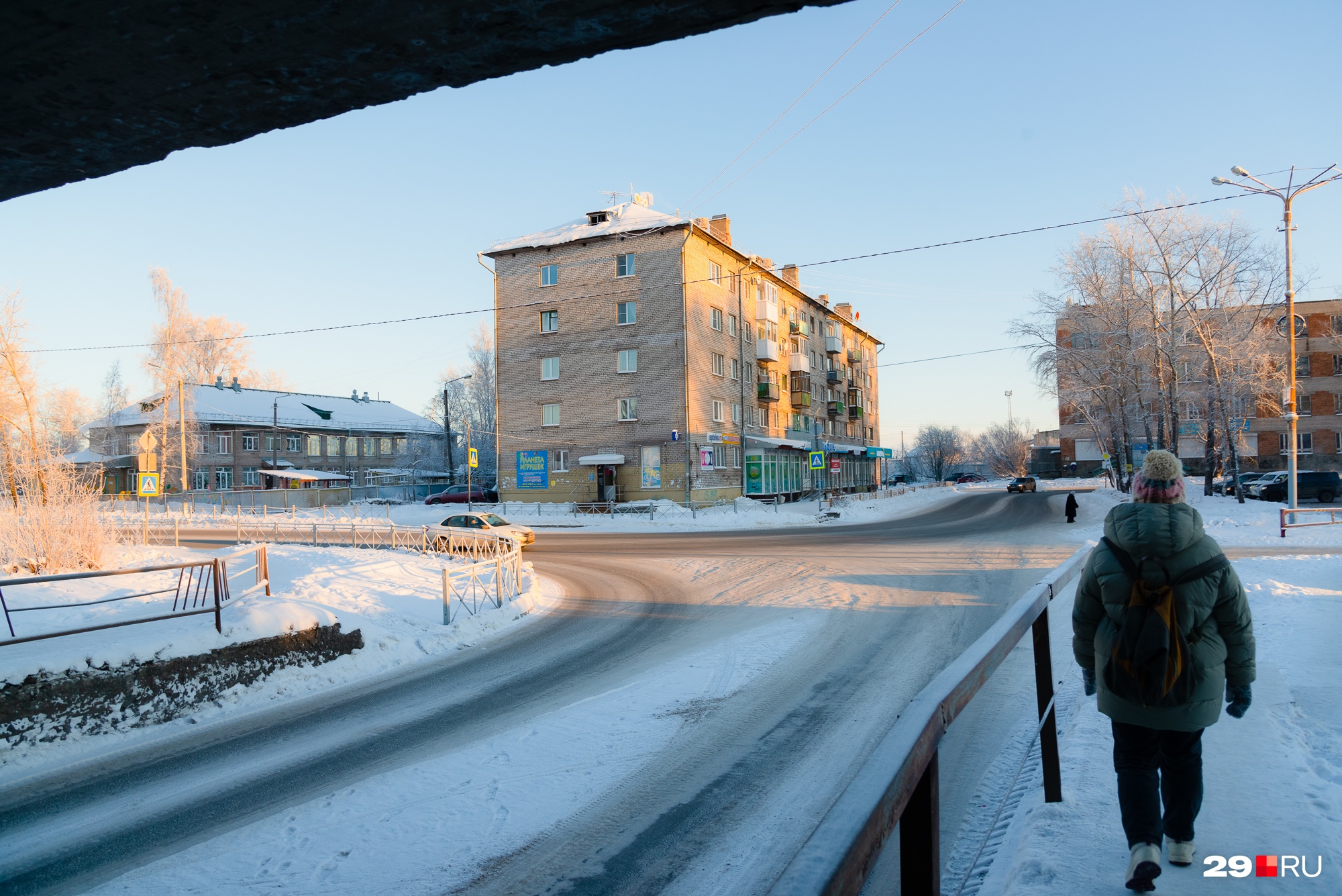 Чтобы оказаться в центре Бакарицы на улице Зеньковича, нужно пройти через тоннель под насыпью Чтобы оказаться в центре Бакарицы на улице Зеньковича, нужно пройти через тоннель под насыпью