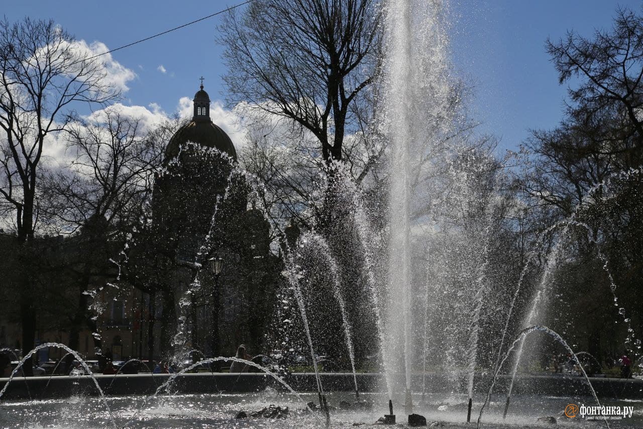 Май пришел в Петербург с фонтанами