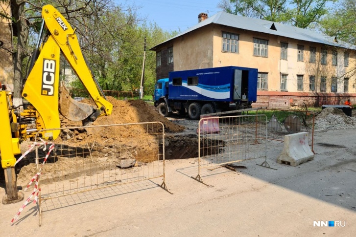 Рабочие продолжают попытки найти течь в трубе <nobr class="_">у дома № 2</nobr> по улице Батумской Рабочие продолжают попытки найти течь в трубе <nobr class="_">у дома № 2</nobr> по улице Батумской