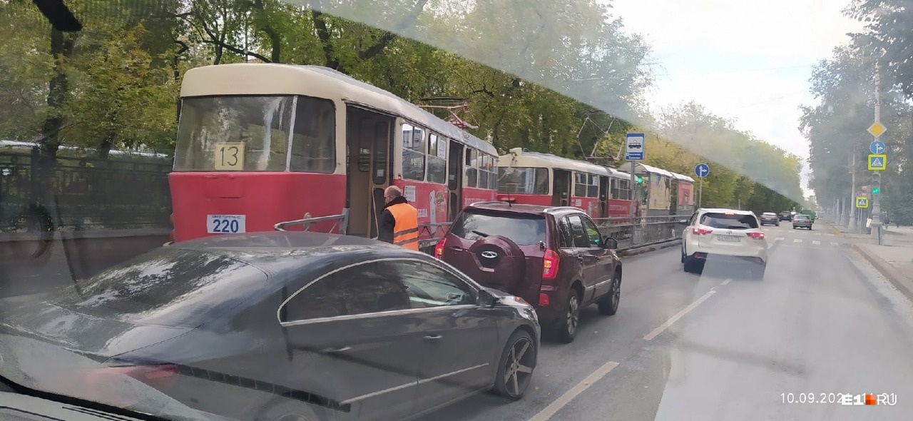 В центре Екатеринбурга трамвай сошел с рельсов и снес ограждение остановки