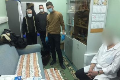 Оперативная съемка — врача задержали после передачи ему очередной взятки Оперативная съемка — врача задержали после передачи ему очередной взятки