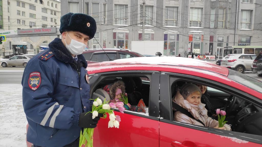 Женщинам дарили тюльпаны и напоминали о правилах дорожного движения Женщинам дарили тюльпаны и напоминали о правилах дорожного движения