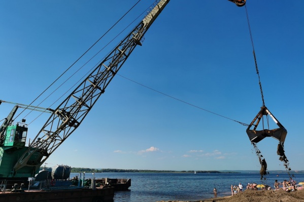 Работа крана не помешала самарцам купаться на пляже Работа крана не помешала самарцам купаться на пляже