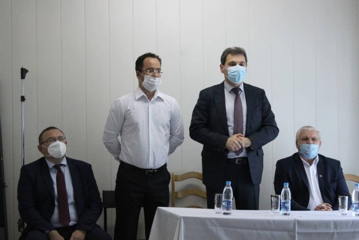 Коллективу ЦРБ нового руководителя (второй слева) представил глава Минздрава Армен Бенян (второй справа) Коллективу ЦРБ нового руководителя (второй слева) представил глава Минздрава Армен Бенян (второй справа)