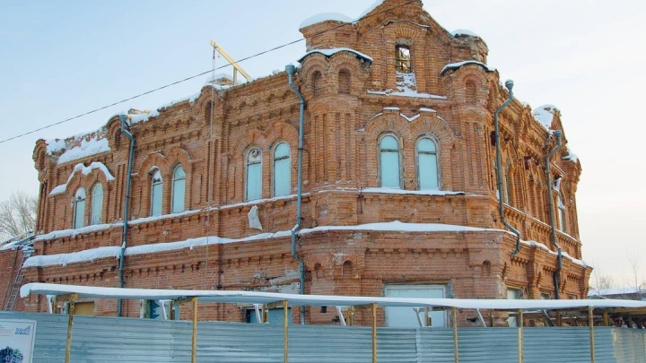 В Кузбассе при реконструкции старейшего музея разбили капсулу времени. Показываем ее содержимое