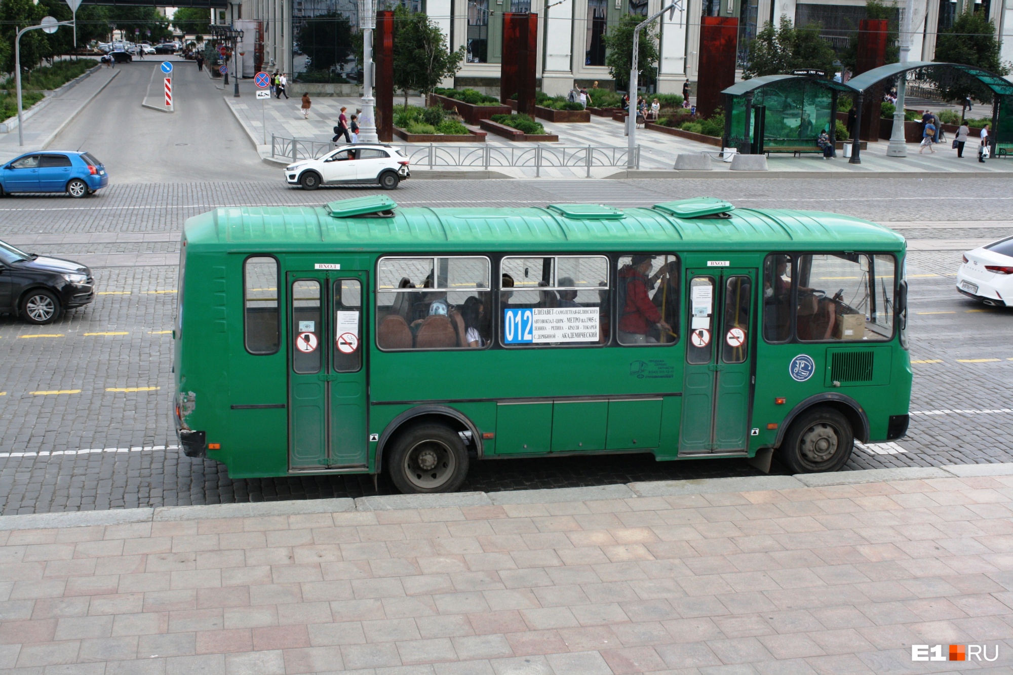 Жителям Академического, которые теряли сознание в давках, добавили автобусов