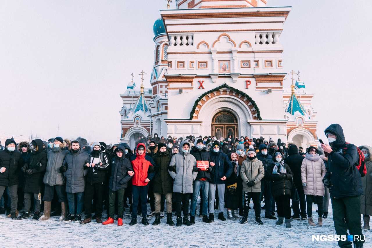 Протестующие скучковались у крыльца храма Протестующие скучковались у крыльца храма