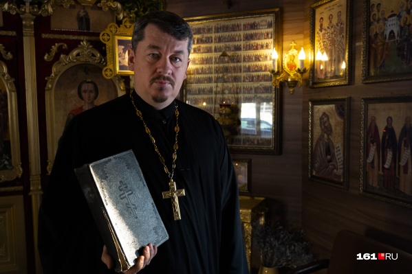 Отец Алексей не похож на других священников Отец Алексей не похож на других священников