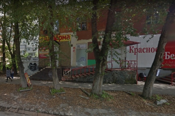 В здании на Карпинского, 21 есть кафе и магазины В здании на Карпинского, 21 есть кафе и магазины
