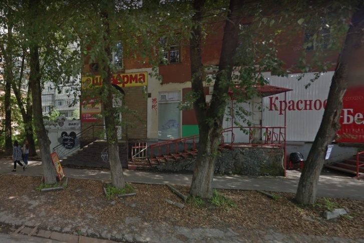 В здании на Карпинского, 21 есть кафе и магазины
