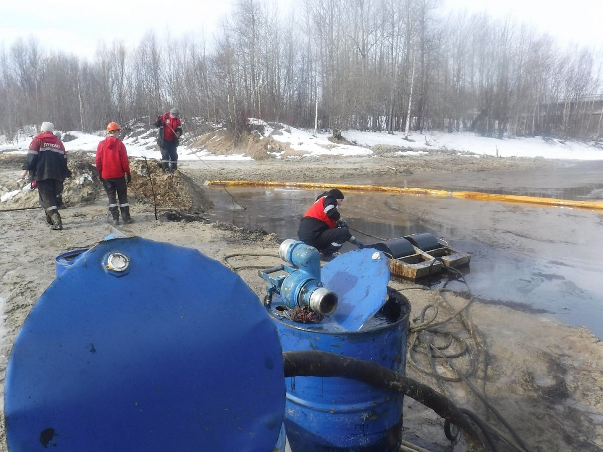 Сотрудники «Лукойл — Западная Сибирь» устраняют загрязнение, сообщили в Природнадзоре