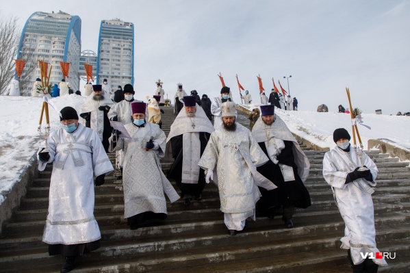 Десятки служителей собрались у пожарного парохода «Гаситель» Десятки служителей собрались у пожарного парохода «Гаситель»