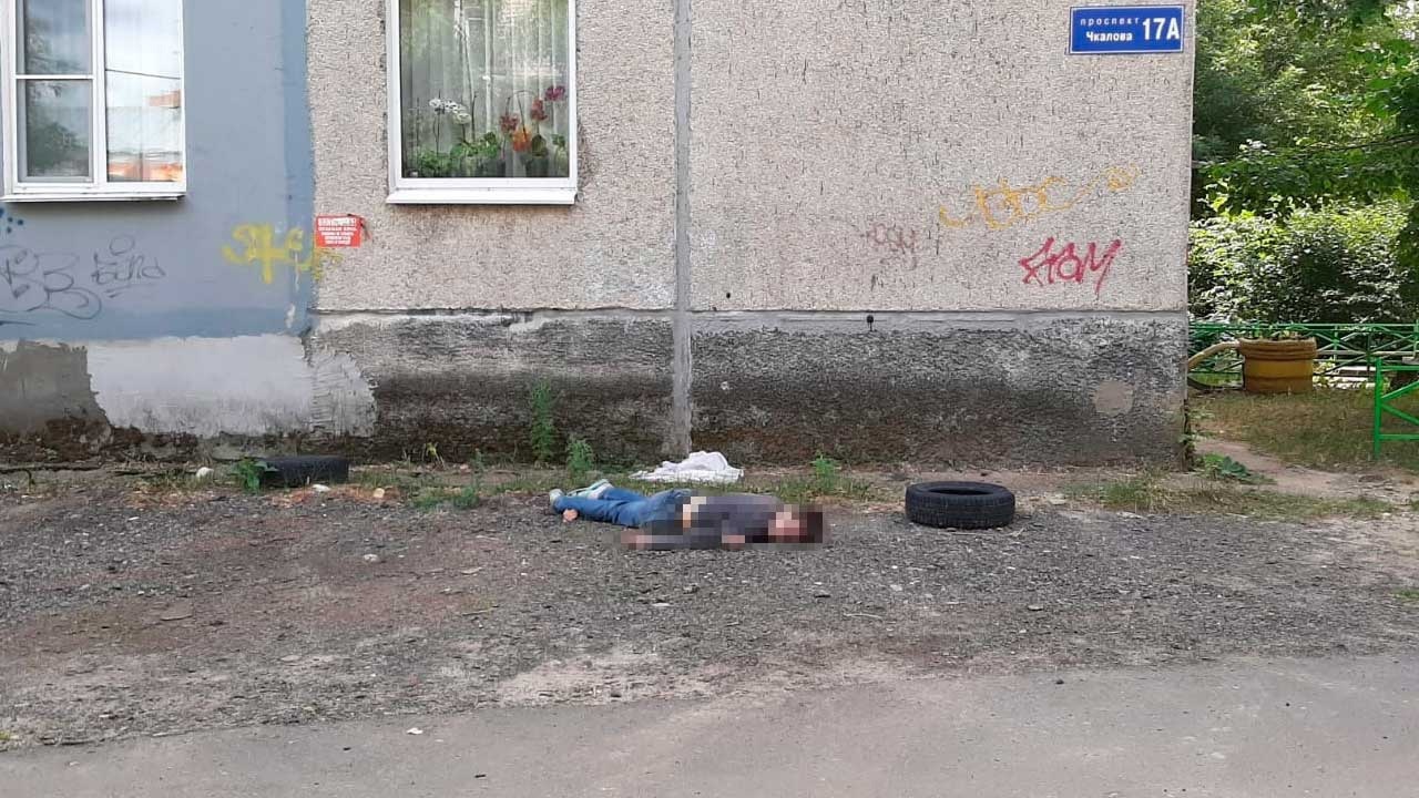 Мальчик и мужчина выпали из окон в Дзержинске с разницей в час. Один из них погиб