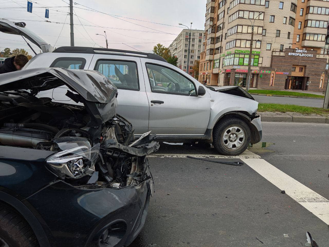 Водители автомобилей изобразили синхронное «причаливание» на перекрестке Славы и Бухарестской
