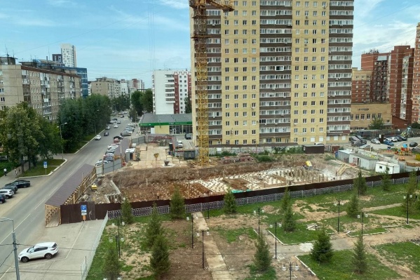 Забор стройплощадки перекрыл тротуар Забор стройплощадки перекрыл тротуар
