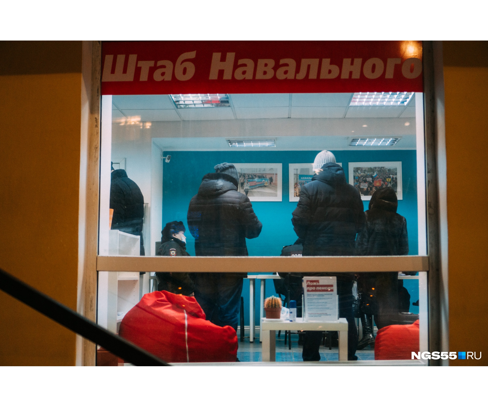 Сотрудники штаба заявили, что некоторые полицейские были в штатском Сотрудники штаба заявили, что некоторые полицейские были в штатском