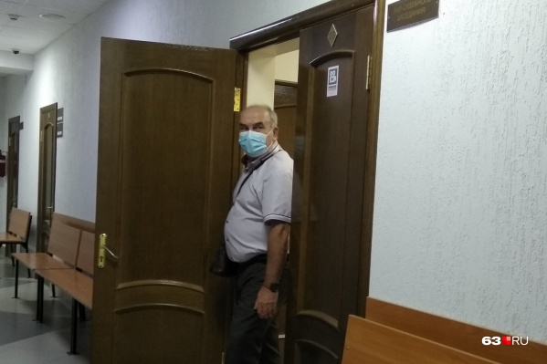 Иван Ежов пытался спрятаться от камер Иван Ежов пытался спрятаться от камер