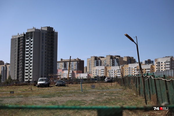 Участок на Салавата Юлаева, где много лет были наземные платные парковки, начали активно застраивать Участок на Салавата Юлаева, где много лет были наземные платные парковки, начали активно застраивать