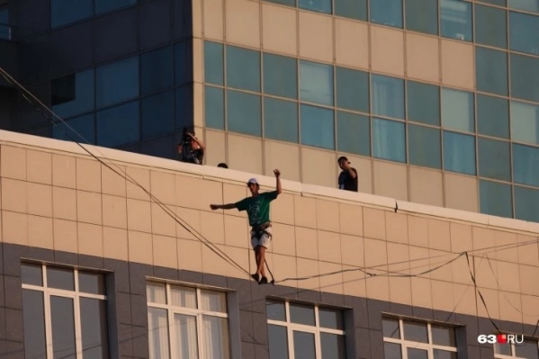 Спортсмен планировал пройти над Волгой во время фестиваля набережных в <nobr class="_">2021 году</nobr> Спортсмен планировал пройти над Волгой во время фестиваля набережных в <nobr class="_">2021 году</nobr>