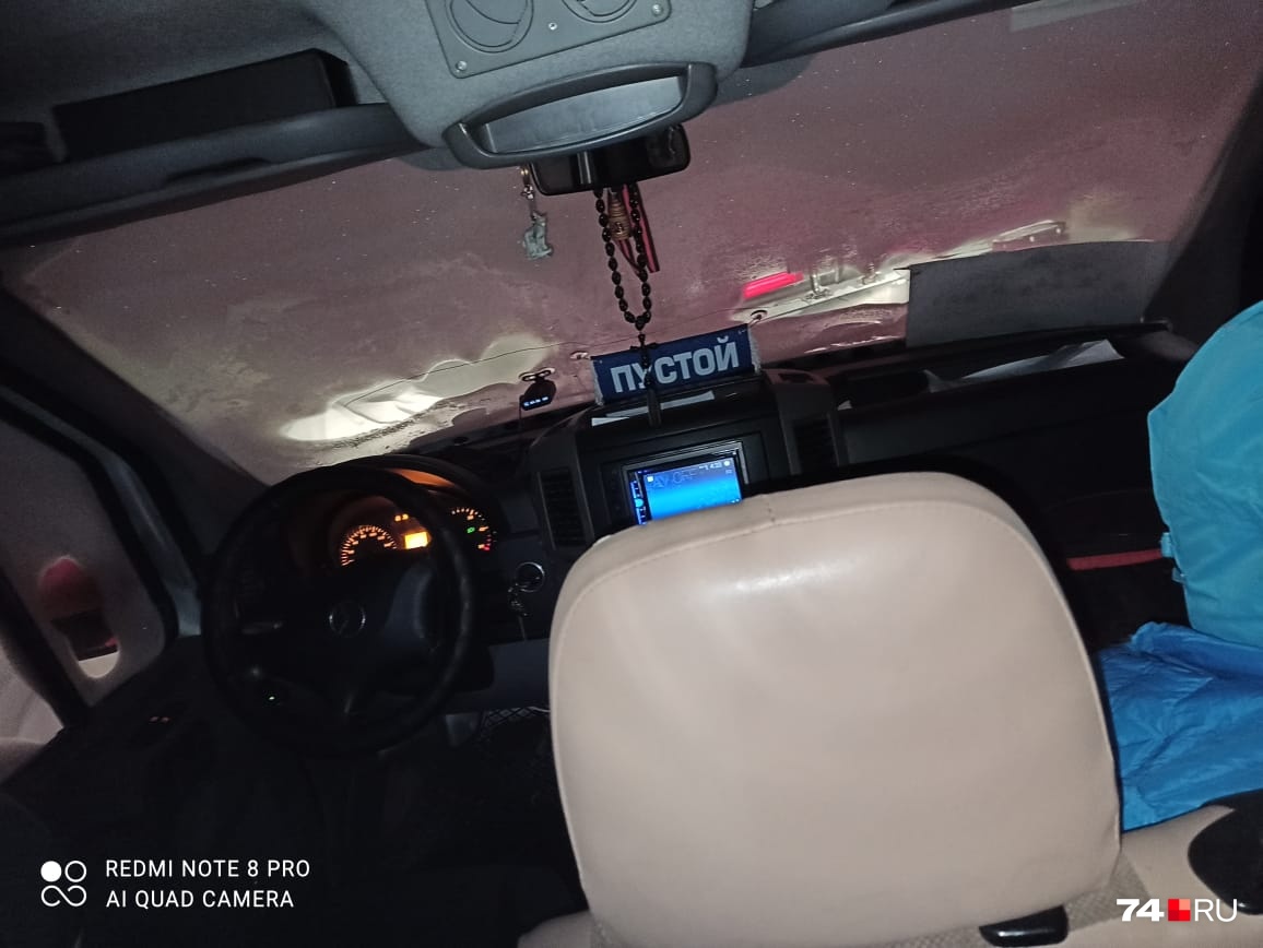 Автобус не может проехать по заснеженной трассе с обеда Автобус не может проехать по заснеженной трассе с обеда