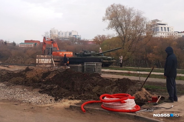 Танк разворачивали уже практически на все стороны света Танк разворачивали уже практически на все стороны света