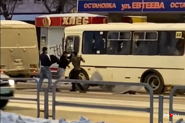 Водители бросили свои пазики на остановке, чтобы выяснить отношения друг с другом Водители бросили свои пазики на остановке, чтобы выяснить отношения друг с другом