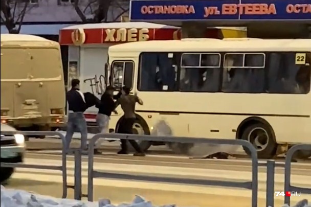 Водители бросили свои пазики на остановке, чтобы выяснить отношения друг с другом Водители бросили свои пазики на остановке, чтобы выяснить отношения друг с другом