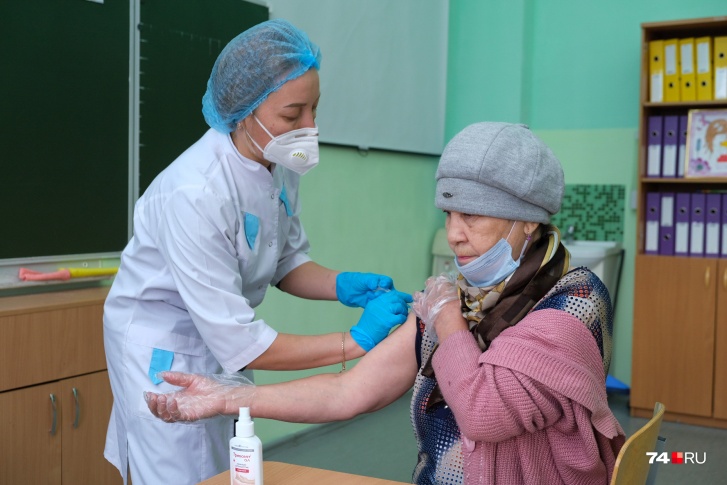 В Снежинске обязательную вакцинацию ввели для всех работников сфер образования и услуг