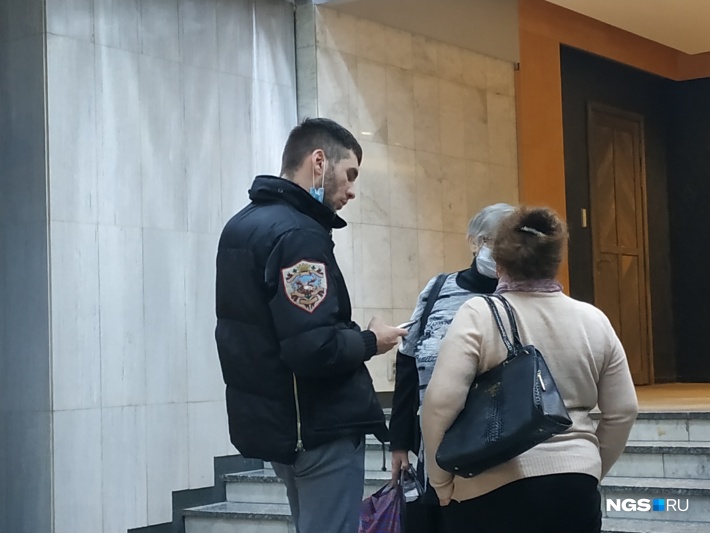 Уговаривали пенсионерок взять кредит, даже когда они уходили с презентации и шли в гардероб