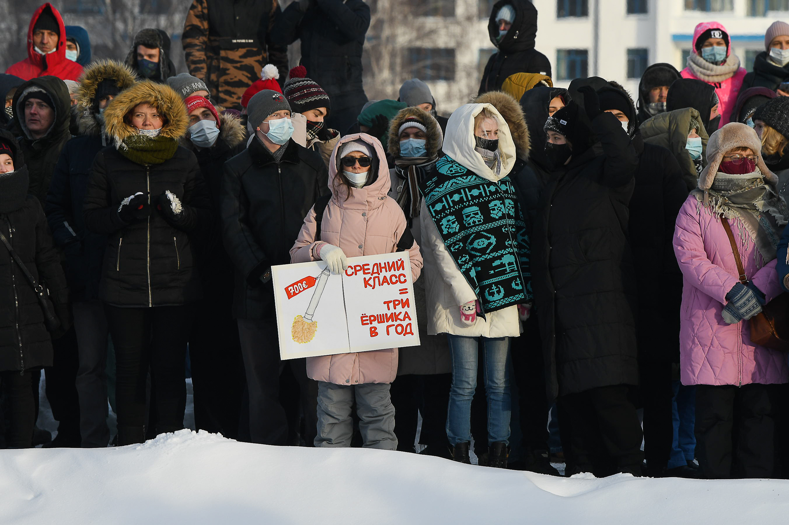 «Мы живем на складе грязи»: подборка плакатов с акции протеста в Екатеринбурге