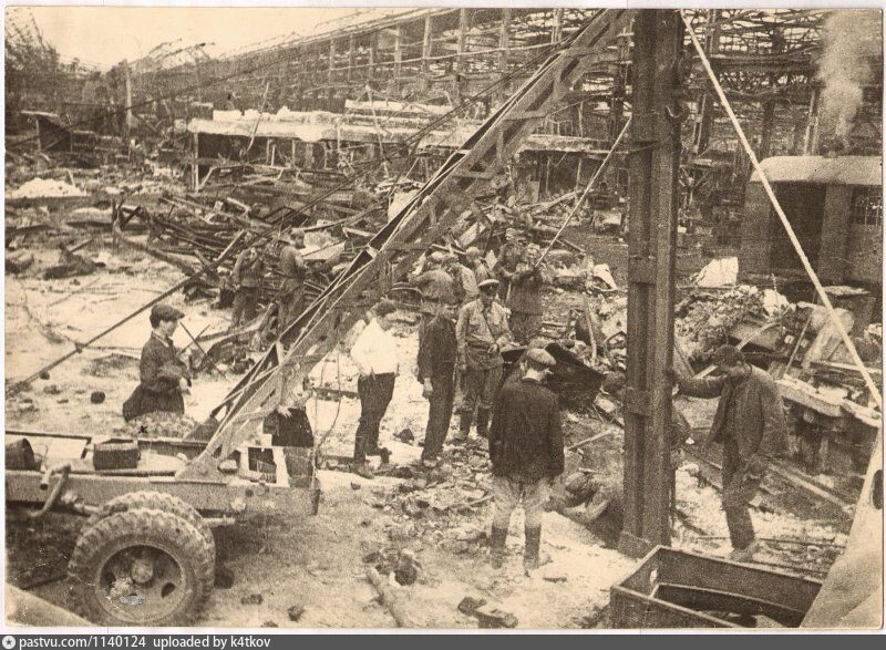 Разбомбленный главный сборочный конвейер Горьковского автозавода, 1943 год