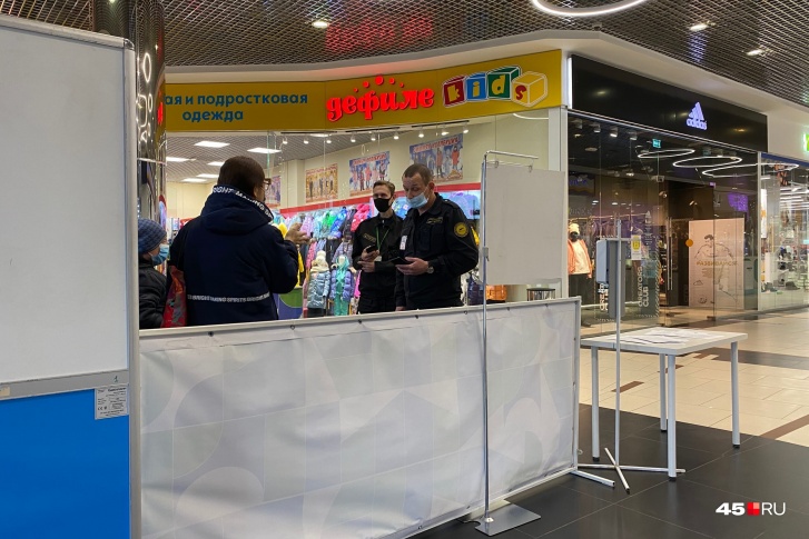 На входах в курганские ТРЦ у посетителей проверяют паспорта. Некоторые горожане оказались этим недовольны На входах в курганские ТРЦ у посетителей проверяют паспорта. Некоторые горожане оказались этим недовольны