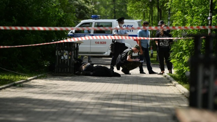 В сквере Екатеринбурга мужчина с ножом напал на людей. Трое погибли
