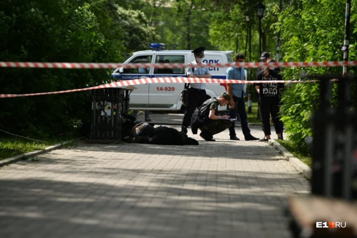 В сквере Екатеринбурга мужчина с ножом напал на людей. Трое погибли (видео)