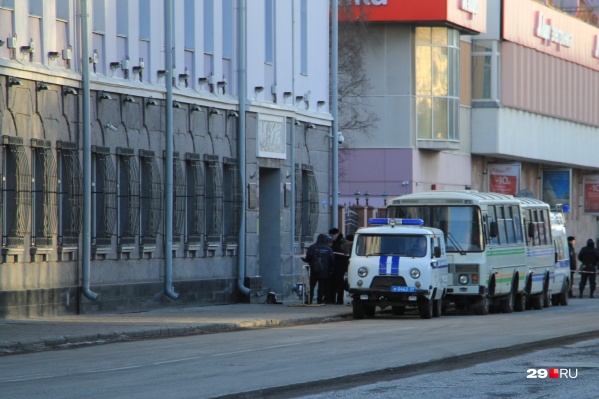 Теракт в здании ФСБ Архангельской области произошел два года назад, но уголовные дела на комментировавших это происшествие не закрыты до сих пор Теракт в здании ФСБ Архангельской области произошел два года назад, но уголовные дела на комментировавших это происшествие не закрыты до сих пор
