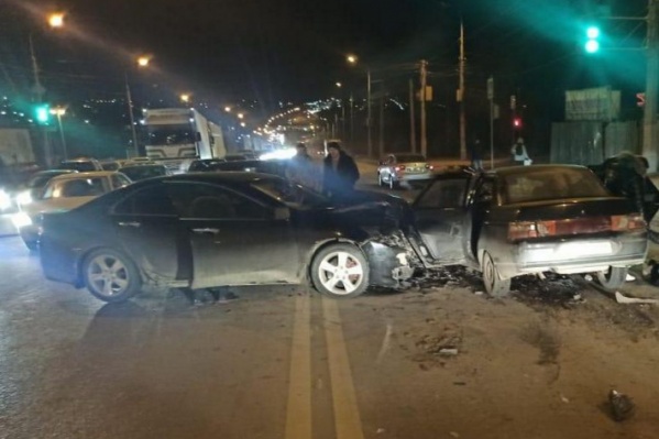 Предполагаемый виновник выехал на полосу встречного движения Предполагаемый виновник выехал на полосу встречного движения