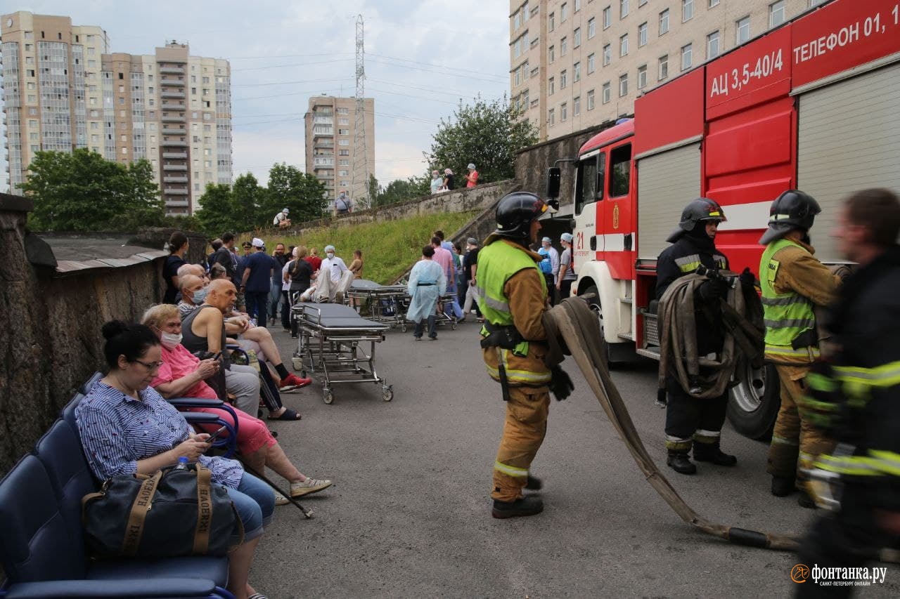 Эвакуированных пациентов Елизаветинской больницы после пожара распределяют в другие медучреждения