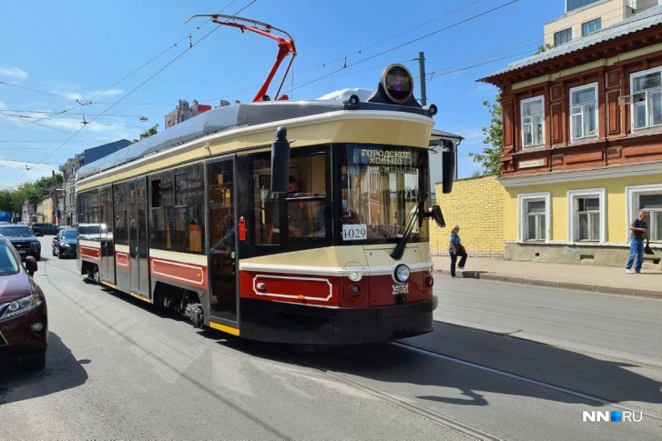 На старинной улице Ильинской трамвай смотрится достаточно органично