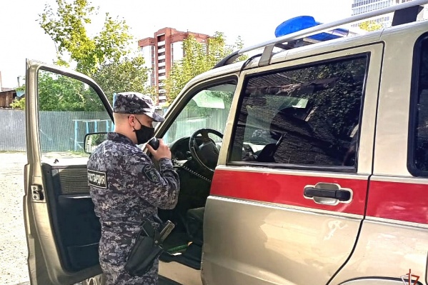 Сейчас мальчик находится дома Сейчас мальчик находится дома
