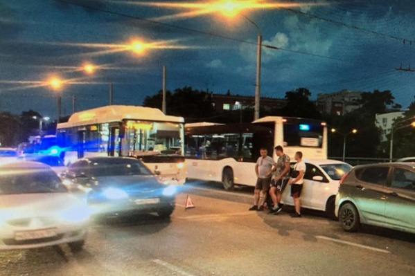 Автобус влетел в иномарку, которую отбросило еще на один автомобиль Автобус влетел в иномарку, которую отбросило еще на один автомобиль