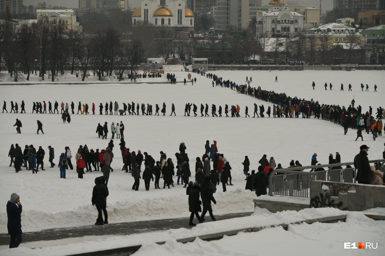 Сотни людей идут по Городскому пруду