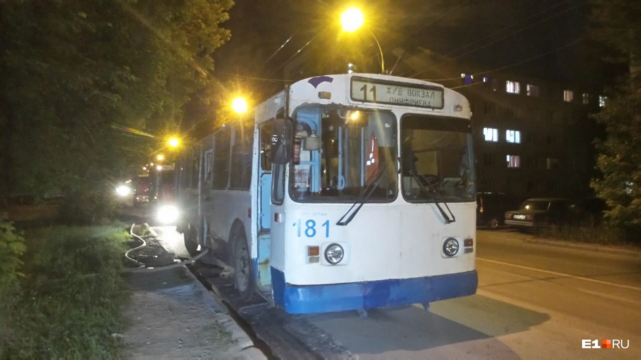 В Екатеринбурге троллейбус задымился, не доехав 15 метров до депо