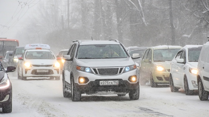 Потепление, снег и скованные дороги. Нижний Новгород встал в десятибалльных пробках