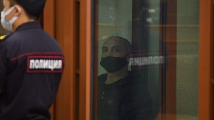 «Я не видел куда стреляю»: в Екатеринбурге стартовал суд над экс- полицейским, который стрелял с балкона на Химмаше