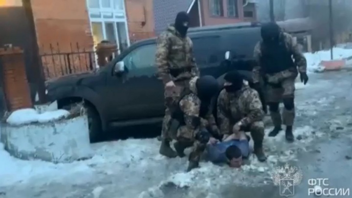 В Екатеринбурге жестко скрутили контрабандиста, который пытался выслать в Китай драгоценности: видео
